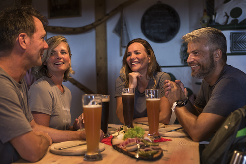 s1933_2676 Wanderer bei Einkehr in Gaststätte (c) TTG.jpg